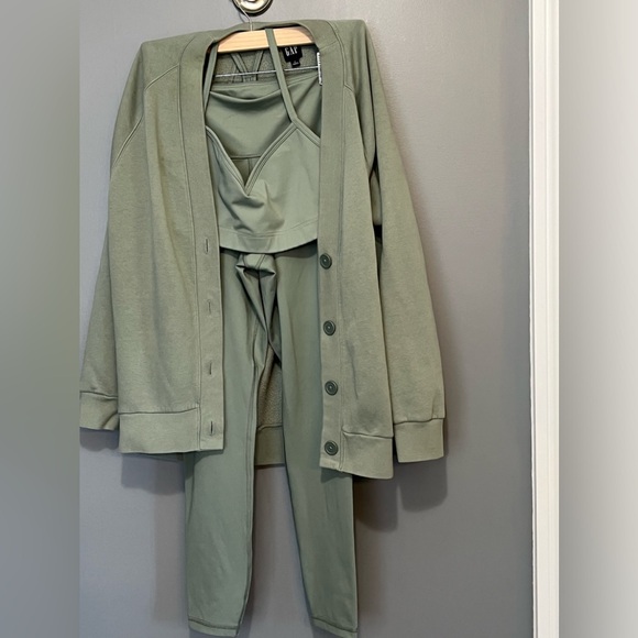 3 Piece Gap fit activewear - Picture 4 of 13